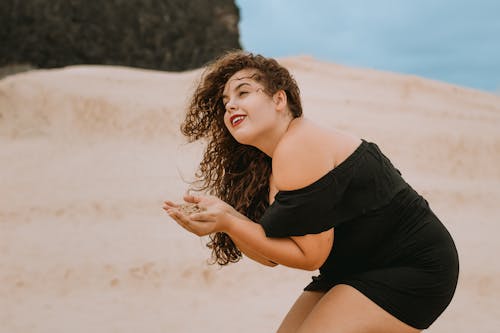 無料 茶色の砂を保持している女性 写真素材