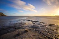 令人惊叹的沿海日出、岩石海岸与平滑的大海，是自然爱好者的完美之选