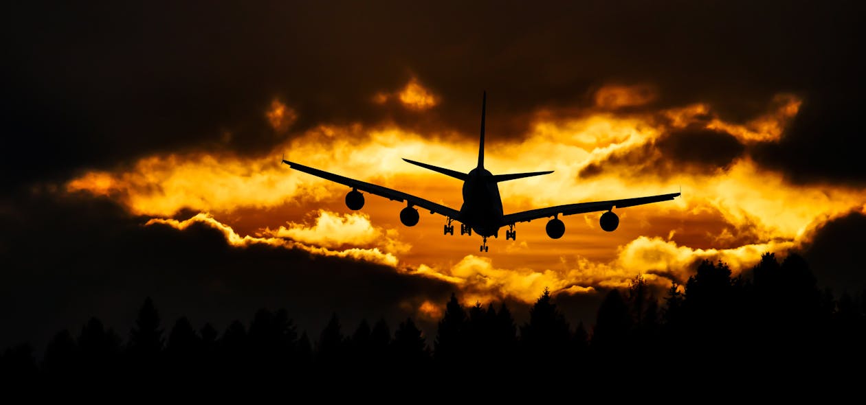 Ücretsiz Gün Batımı Sırasında Havada Uçak Silueti Stok Fotoğraflar