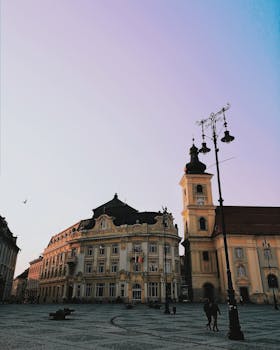 这座美丽的城镇广场，拥有古典建筑和宁静的夜空