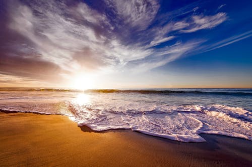 무료 일몰시 흰색과 푸른 하늘 아래 해변 스톡 사진