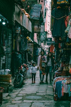 探索加德满都充满活力的街道、热闹的市场摊位和当地的购物者