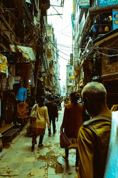 在尼泊尔加德满都一个充满活力的街头市场，当地人和游客在狭窄的小巷里购物