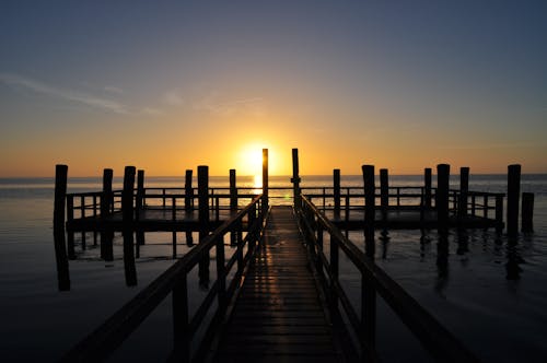 無料 夕日の背景とウッドドック 写真素材
