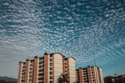 现代公寓楼在充满活力的蓝天下构成一道风景