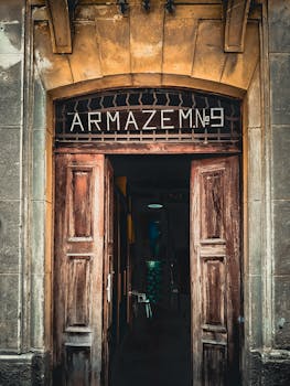 探索通往阿玛泽姆9号的乡村木门，欣赏复古建筑