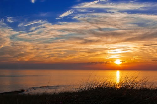 gratis Silhouetfotografie Van De Oceaan Tijdens Zonsondergang Stockfoto