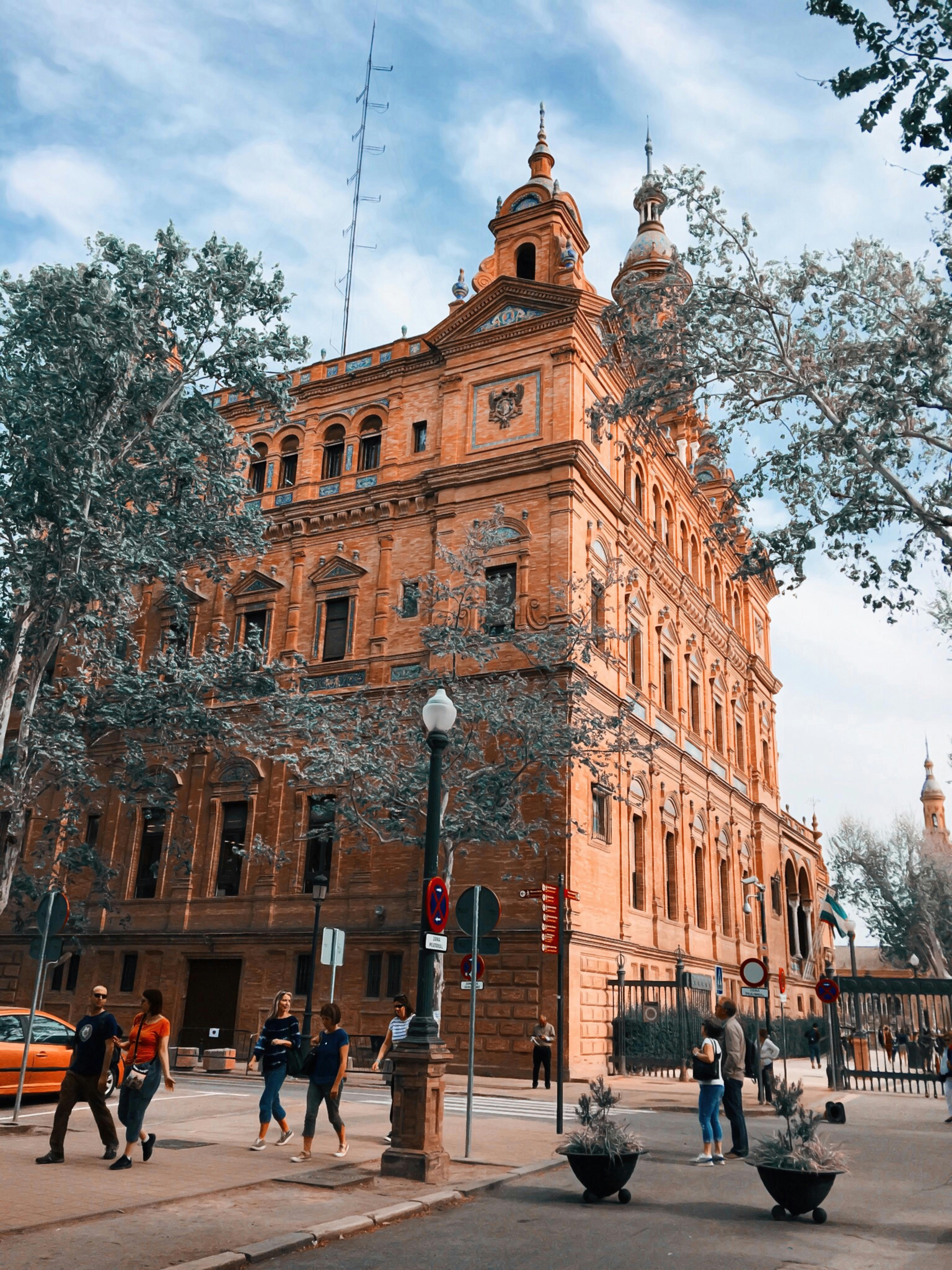 这座引人注目的历史建筑外观引人入胜，矗立在繁华的城市环境中