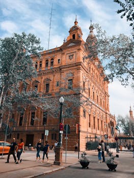 这座引人注目的历史建筑外观引人入胜，矗立在繁华的城市环境中