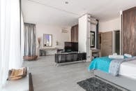 这间宽敞现代的卧室设计时尚，装饰优雅，采光自然