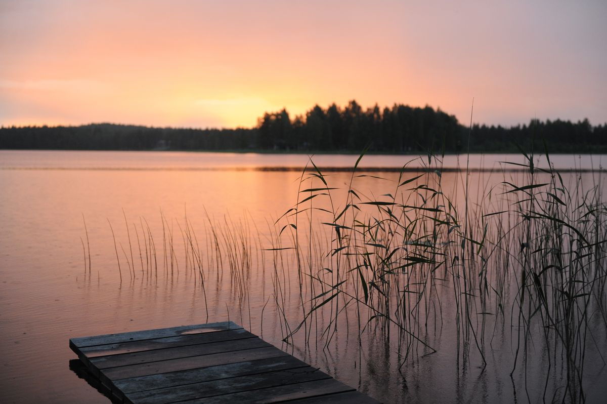 Lago finlandés al atardecer