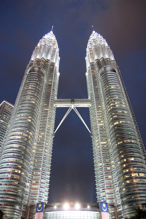Фотография башни Петронас в Малайзии под низким углом