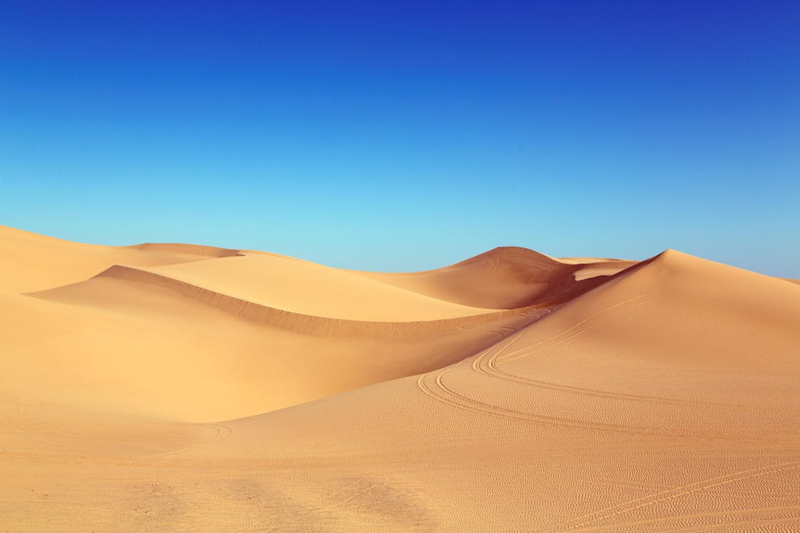 gratis Woestijn Onder Blauwe Hemel Stockfoto
