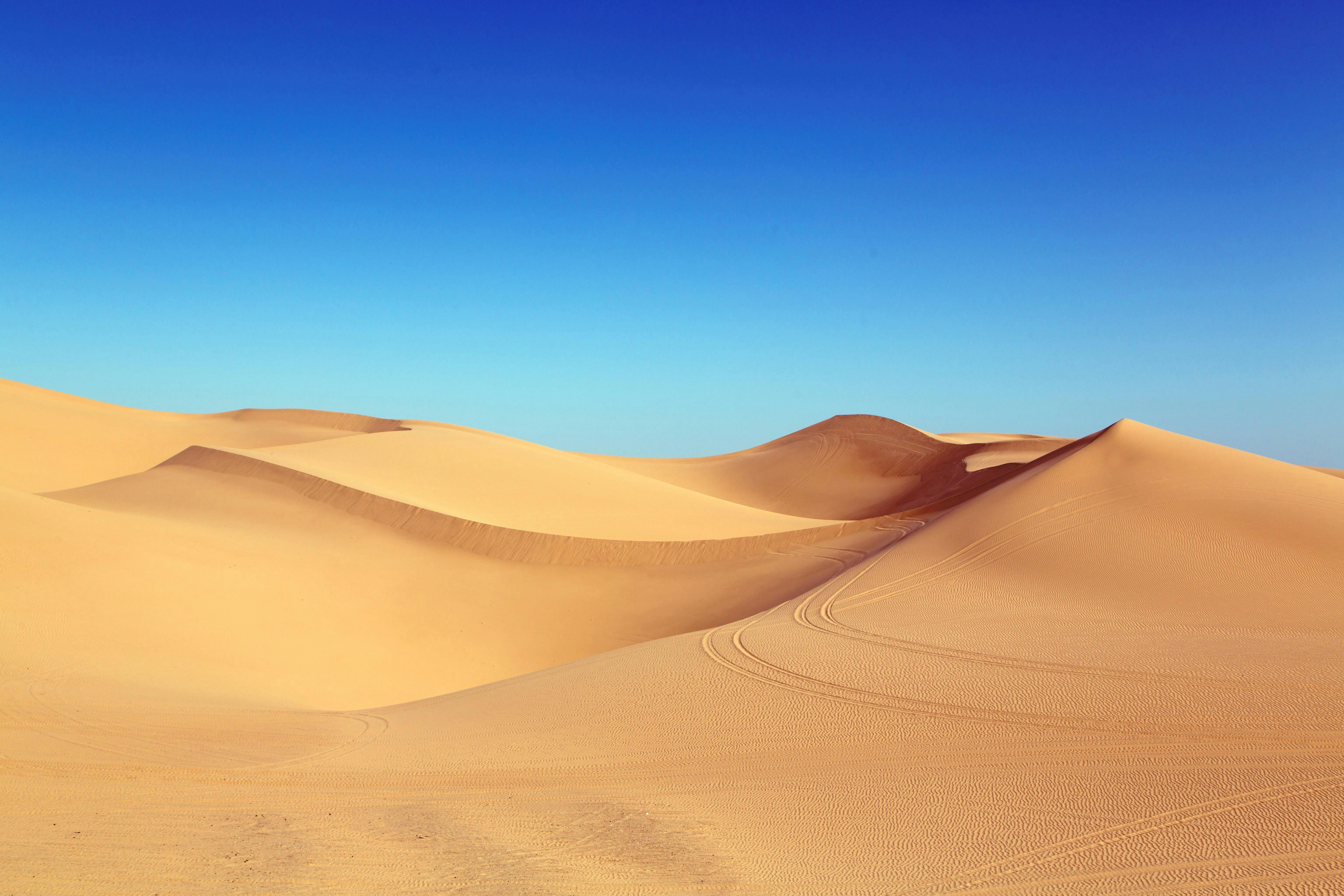 青い空の下の砂漠 無料の写真素材