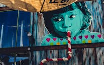 色彩缤纷的壁画描绘了一个手持烟斗的孩子，展现了迪拜充满活力的街头艺术