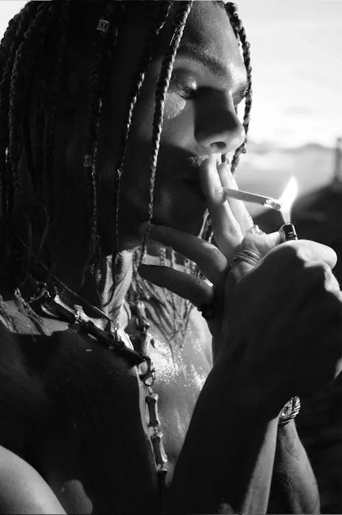Ingyenes stockfotó afrikai nő, álló kép, cigaretta témában
