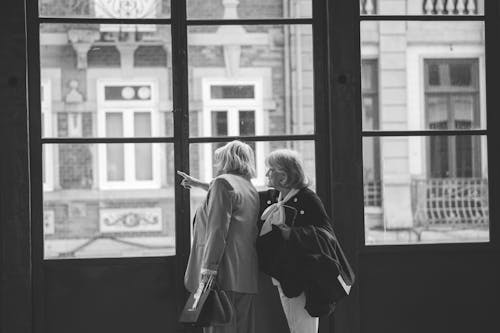 Kostenloses Stock Foto zu alt, fenster, frauen