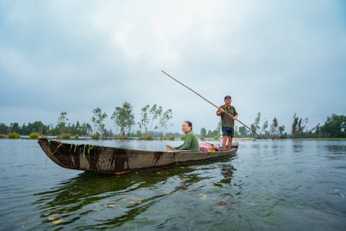 Imagine de stoc gratuită din bărbat asiatic, barcă de pescuit, femeie