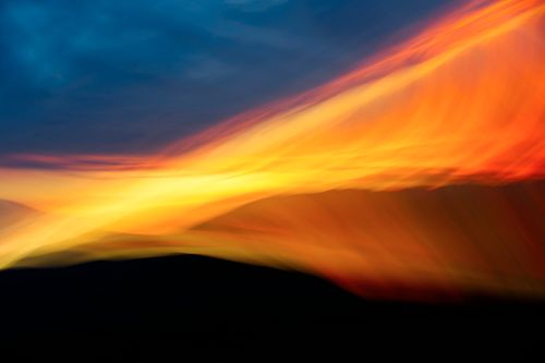 Free Dreamlike abstract sunset with vibrant streaks of warm and cool colors blending seamlessly. Stock Photo