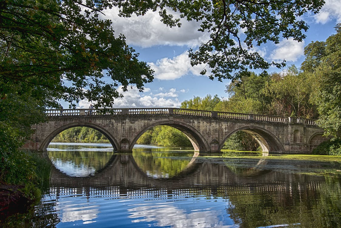 Ücretsiz Gündüz Bir Göl üzerinden Köprü Stok Fotoğraflar
