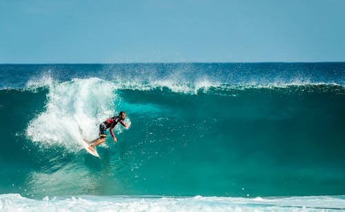 Gratis Fotografi Man Surfing Foto Stok