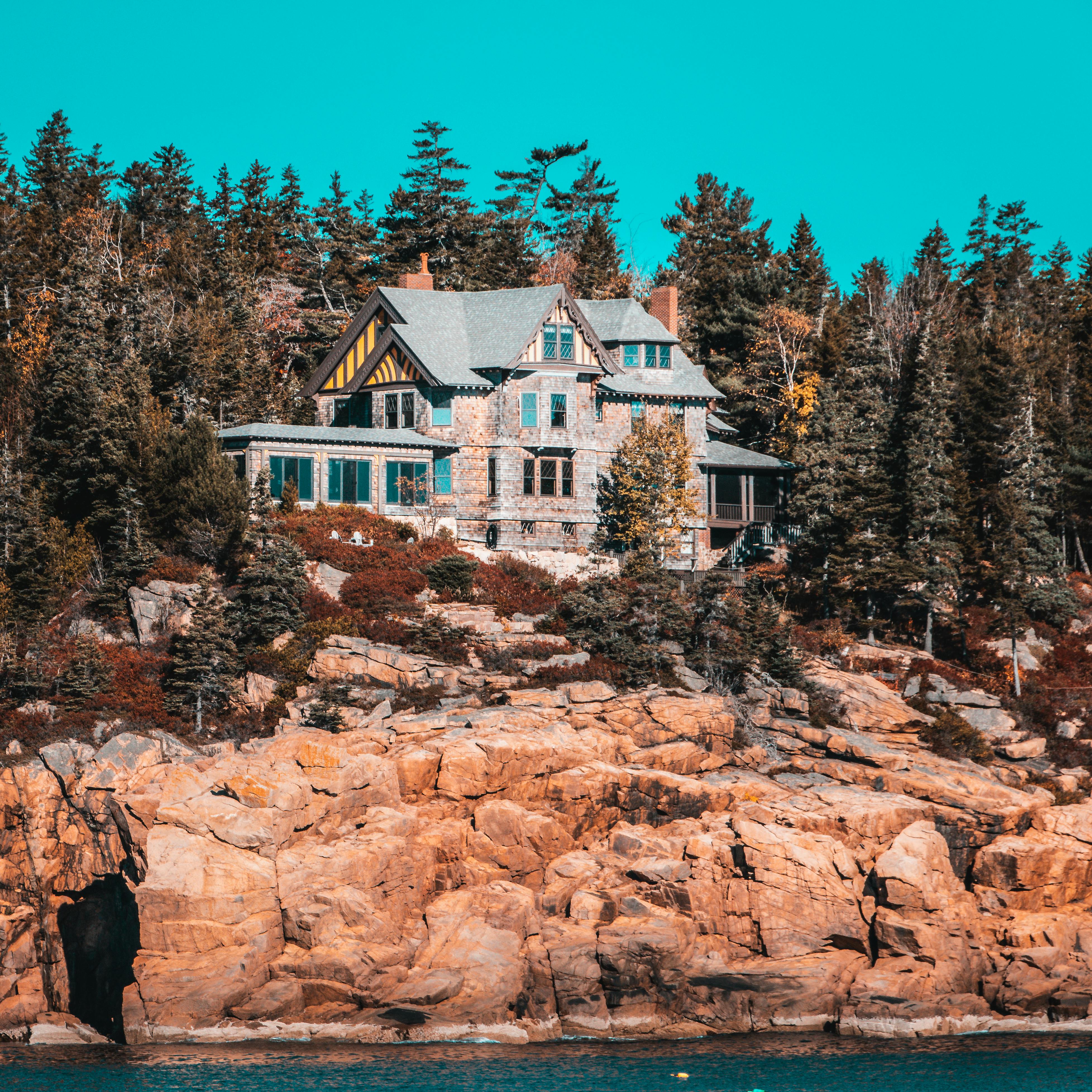 笑顔の現地住民と触れ合う様子