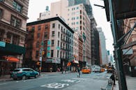 动态街景捕捉了繁忙城市中充满活力的生活和历史建筑