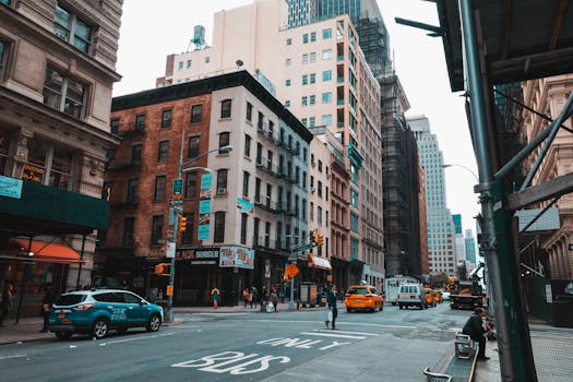 动态街景捕捉了繁忙城市中充满活力的生活和历史建筑