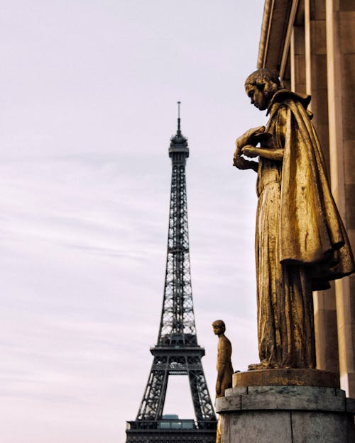 Безкоштовне стокове фото на тему «Будівля, вертикальні постріл, Ейфелева вежа»