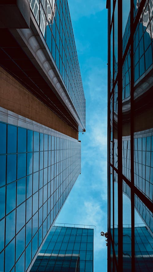 Kostenloses Stock Foto zu aufnahme von unten, blauer himmel, bürogebäude