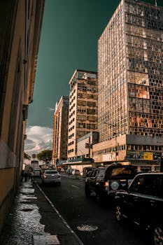 黄昏时分，城市街景充满活力，摩天大楼高耸，交通繁忙