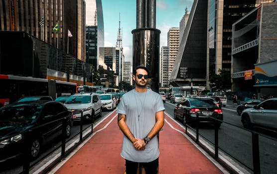 一名男子自信地站在城市熙熙攘攘的街道上，四周高楼林立