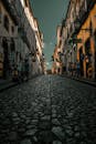 在迷人的夜色中，漫步于历史悠久的鹅卵石街道，两旁是灯火通明的建筑