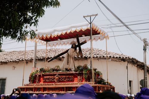 Free A detailed view of a religious procession featuring a statue of Jesus Christ carrying a cross during Holy Week. Stock Photo