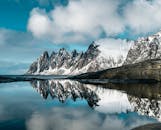平静的湖面上，倒映着湛蓝天空下巍峨的雪峰