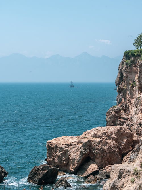 Immagine gratuita di eroso, formazione rocciosa, mare blu