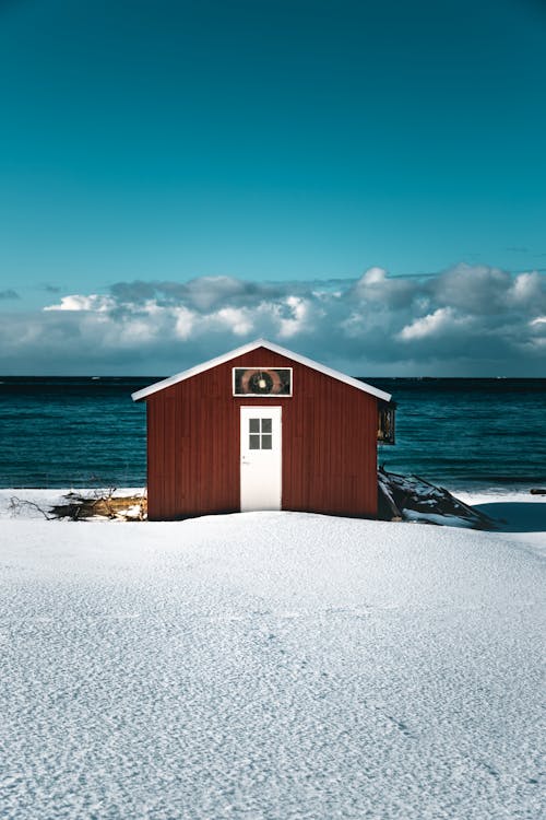 Brown Barn Perto Do Oceano