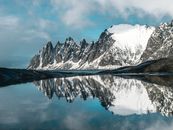 冬季的雪山风景优美，映衬着平静的湖泊