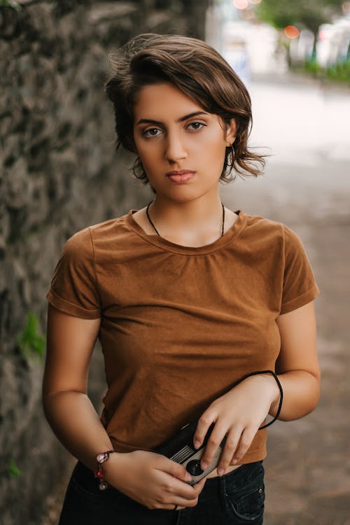 Фотография девушки в коричневой рубашке