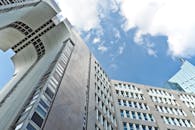 现代建筑在低角度下映衬着蓝天与散云