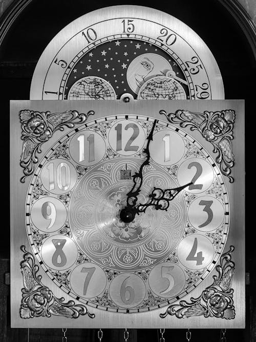 Безкоштовне стокове фото на тему «b & w фотозйомка, години, годинник»