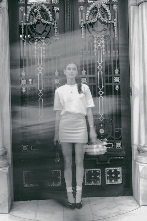 Darmowe zdjęcie z galerii z czarno-biały, drzwi, kobieta