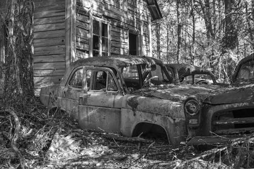 eski araba, hurdalık, siyah ve beyaz içeren Ücretsiz stok fotoğraf