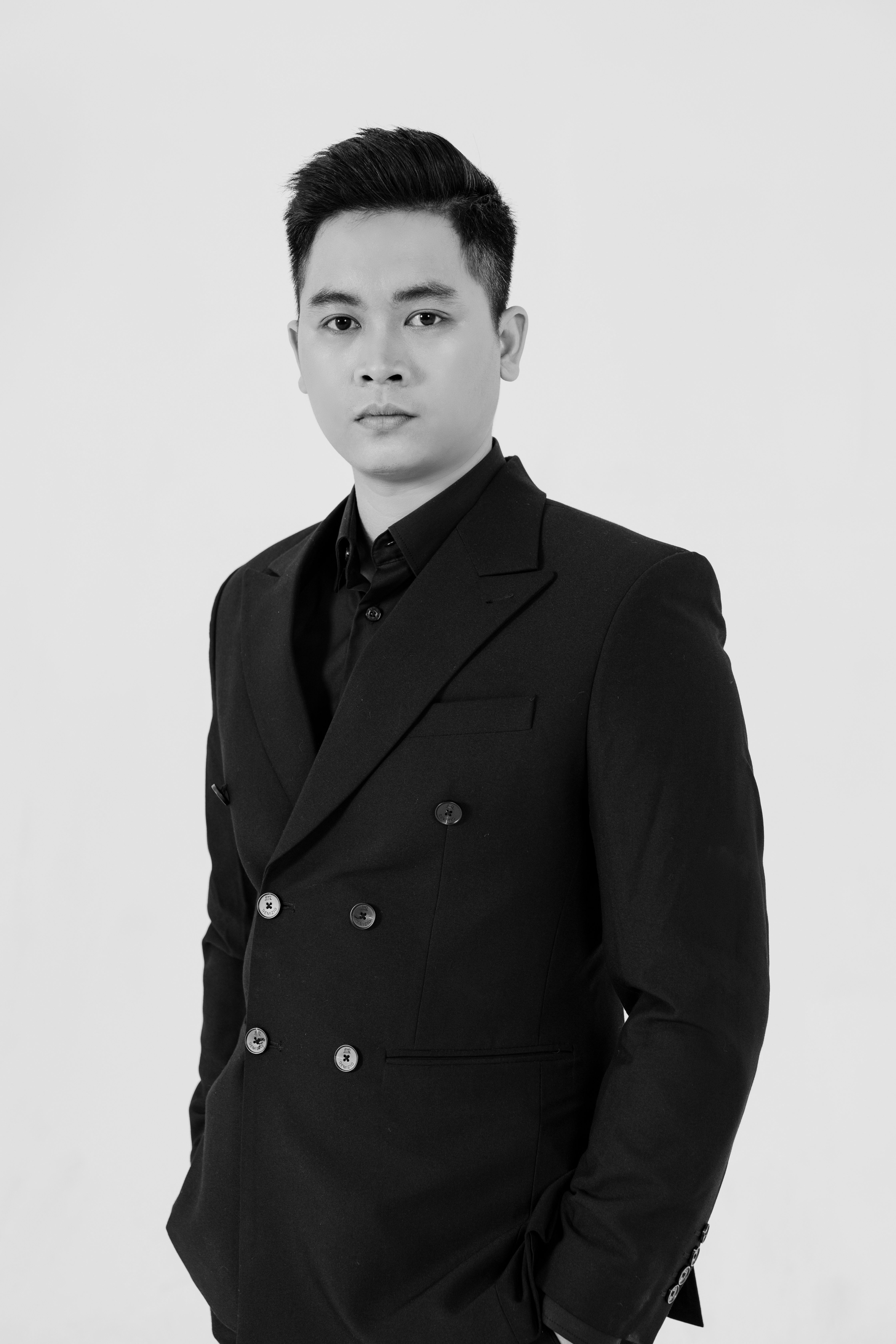 Portrait of Man in Suit in Black and White · Free Stock Photo