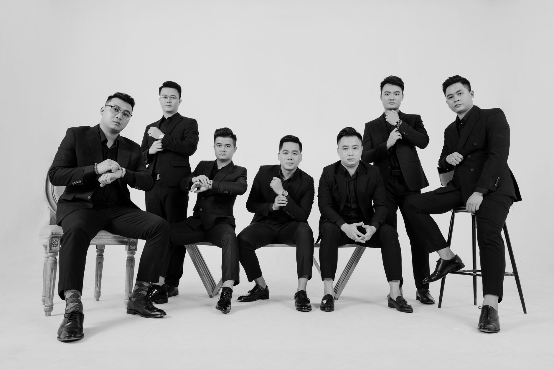 Bốn người bạn ngồi quanh bàn chơi kỹ thuật số, theo dõi quỹ chung trong Gamble With Your Friends