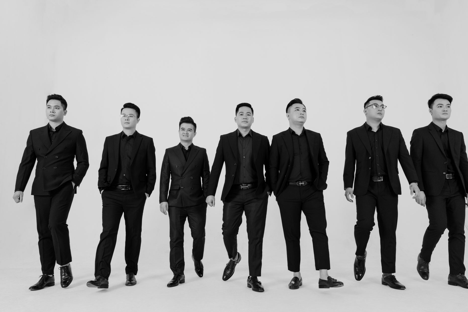 Bản đồ thế giới hiển thị các khu vực cho phép và cấm đá gà, bàn làm việc pháp lý trang trọng