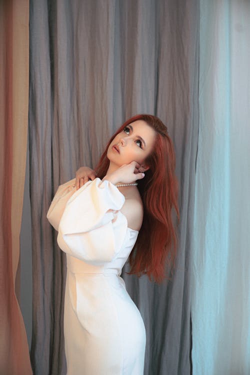Безкоштовне стокове фото на тему «біла сукня, вертикальні постріл, довге волосся»