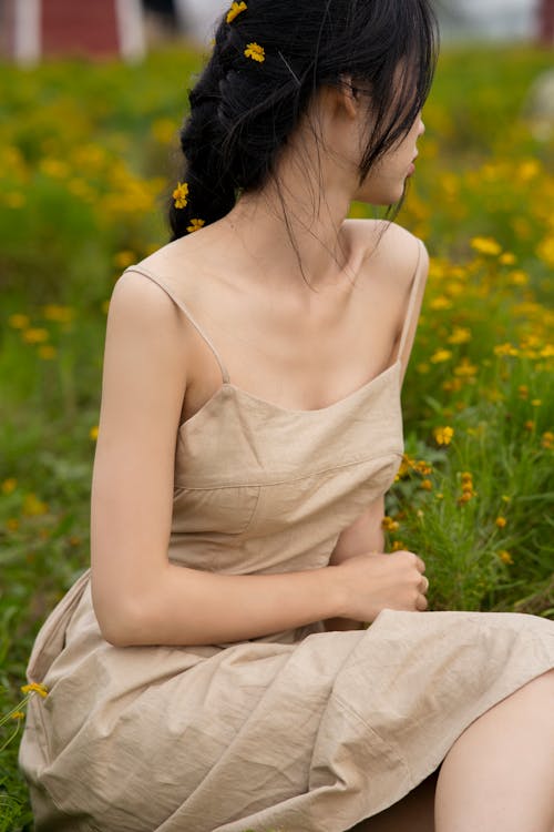 Foto profissional grátis de cabelo escuro, campo, fotografia de moda