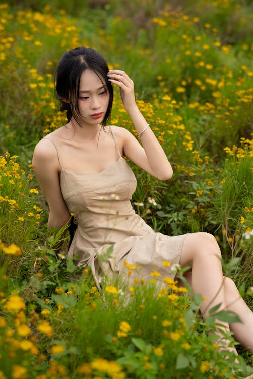 Gratis arkivbilde med asiatisk kvinne, beige kjole, brunette