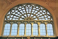 华丽的拱形窗户与复杂的玻璃设计展现出惊人的内部景观